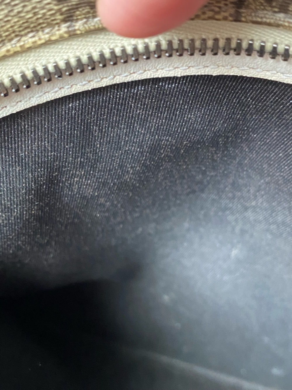 Gucci Beige GG Supreme Canvas Tote with Cream Leather Trim - Picture 11 of 17